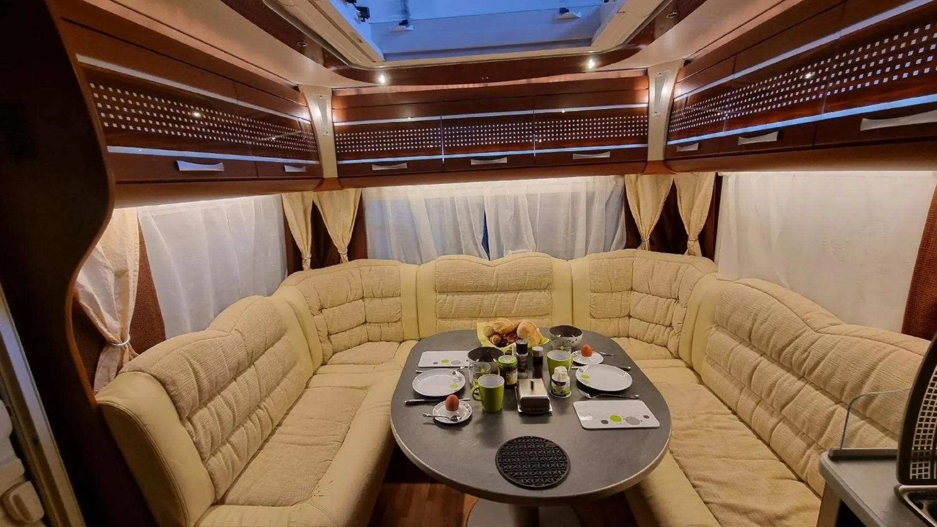 Klimatisierter Caravan Mit Umzaeuntem Stellplatz Untergriesbach
