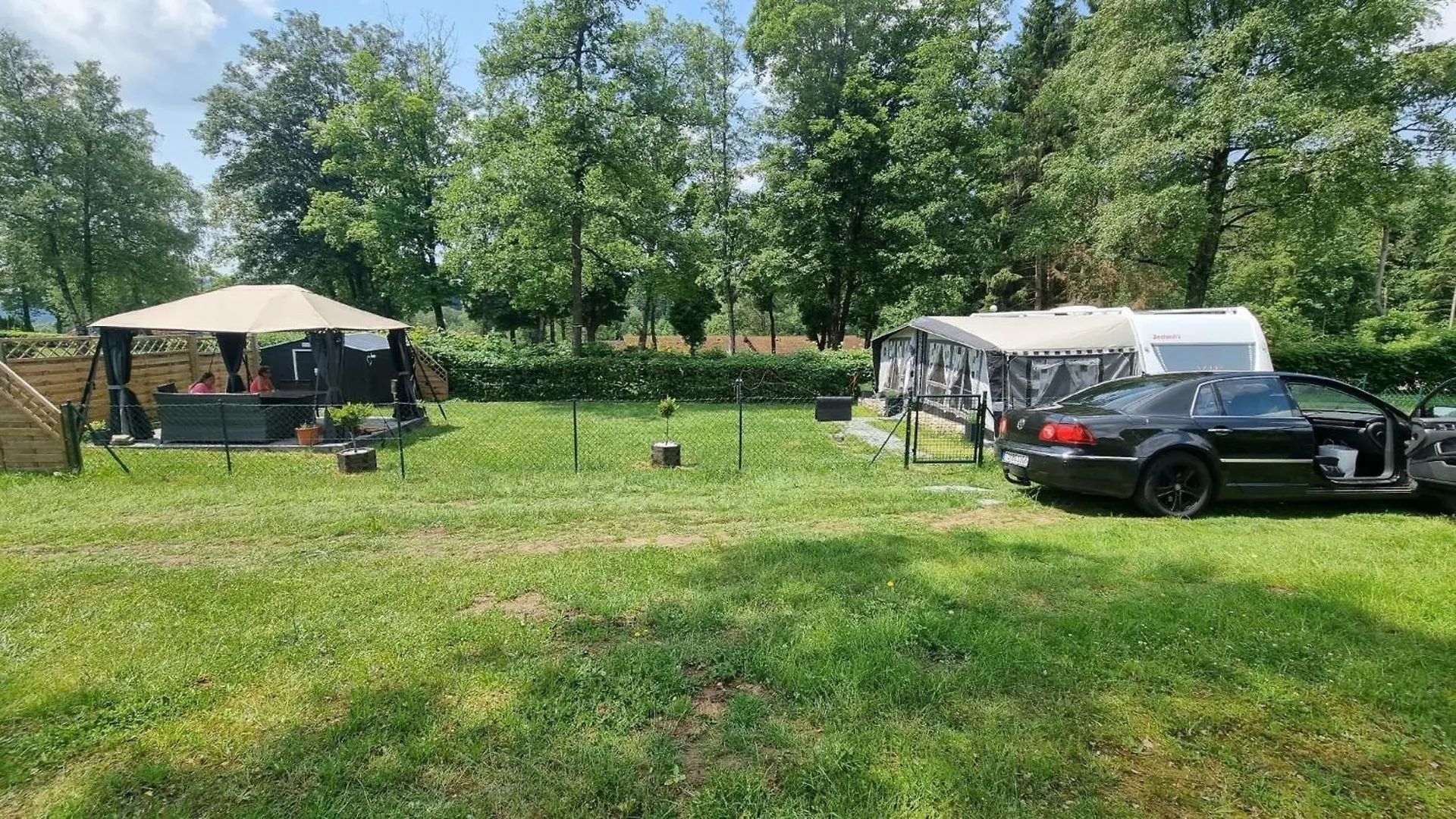 Klimatisierter Caravan Mit Umzaeuntem Stellplatz Untergriesbach