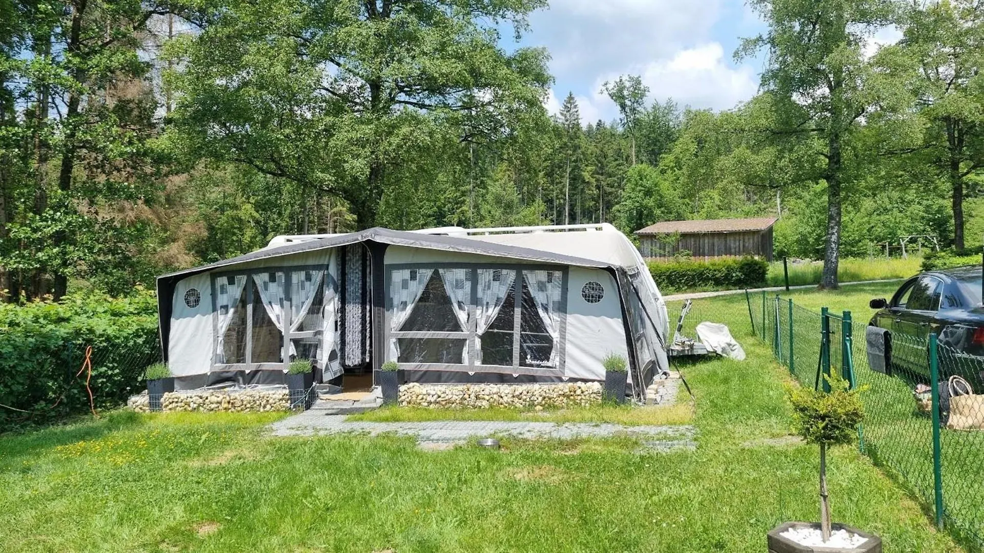Klimatisierter Caravan Mit Umzaeuntem Stellplatz Untergriesbach Deutschland