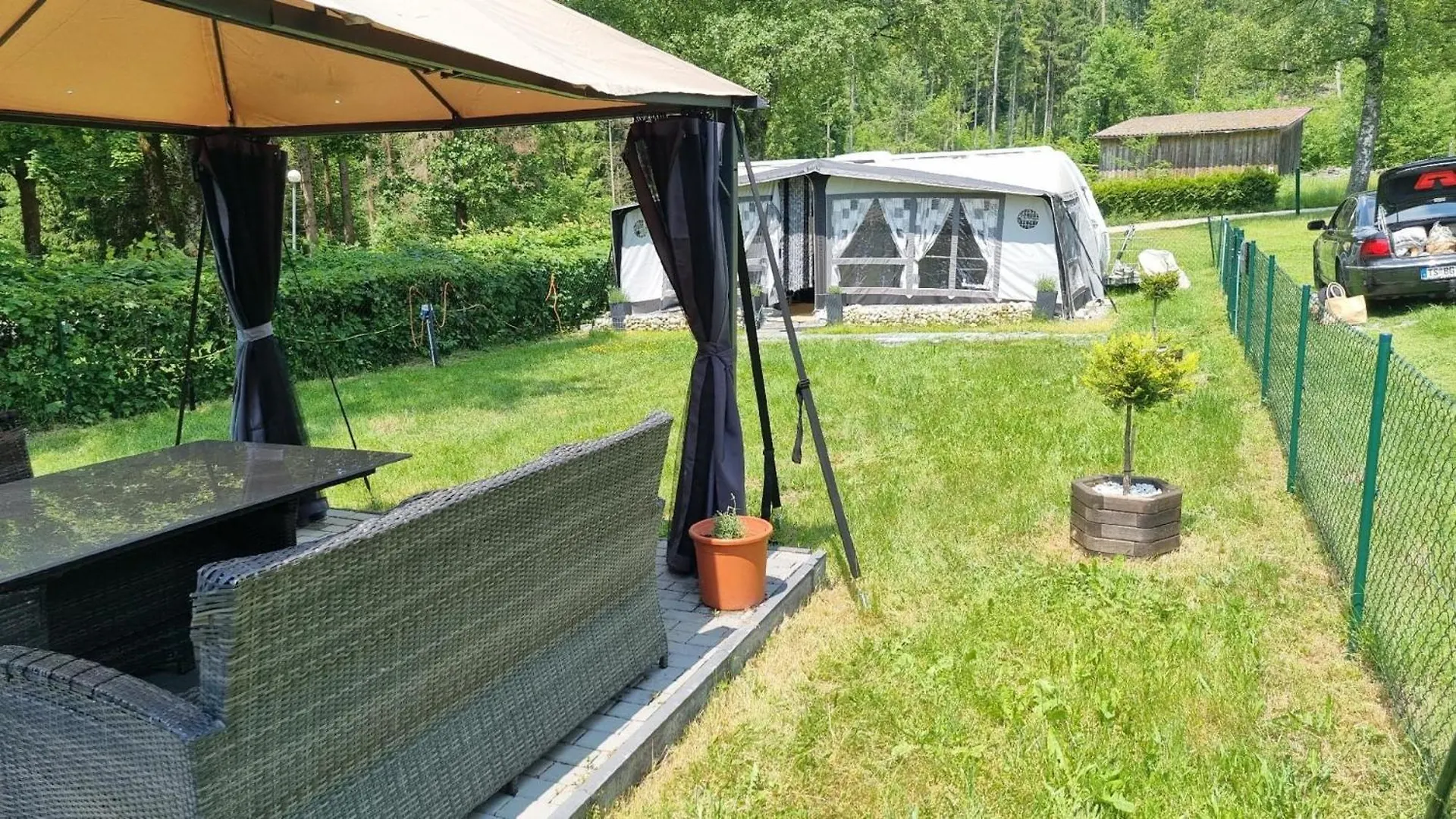 Klimatisierter Caravan Mit Umzaeuntem Stellplatz Untergriesbach Apartment