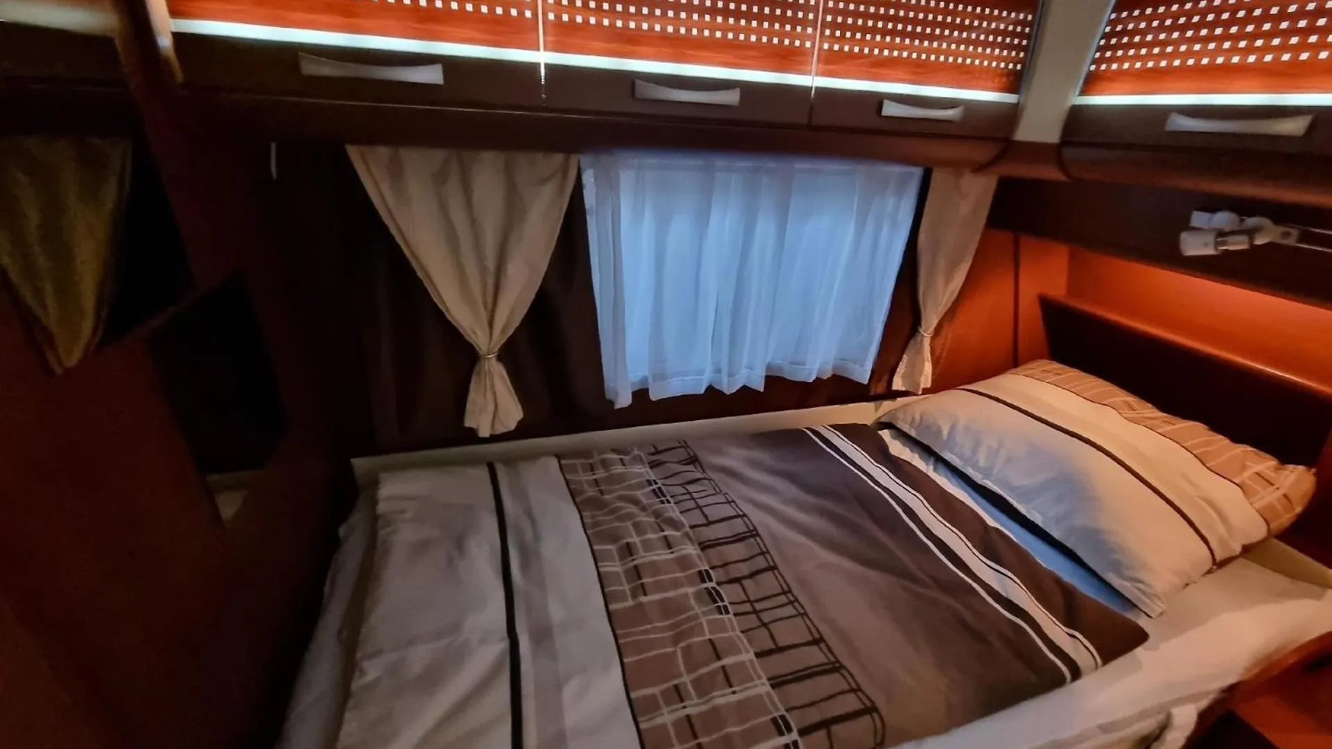 Klimatisierter Caravan Mit Umzaeuntem Stellplatz Untergriesbach Deutschland