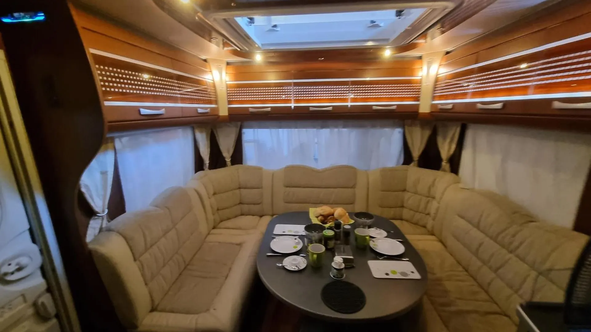 Klimatisierter Caravan Mit Umzaeuntem Stellplatz Untergriesbach