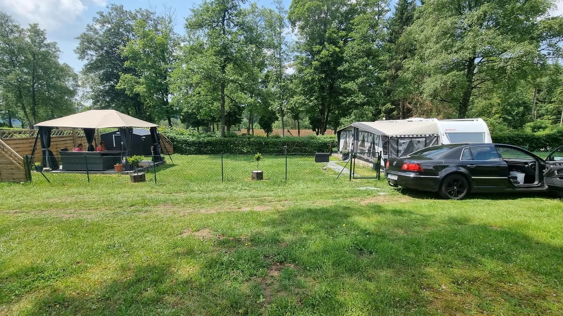 Camping Klimatisierter Caravan Mit Umzaeuntem Stellplatz Untergriesbach